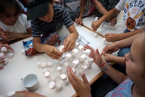 Mit Zahnstochern und Marshmallows bastelten die Drittklässler Atommodelle.  © C. Niiranen / FRM II, TUM Grundschüler Garching Ost besuchen FRM II